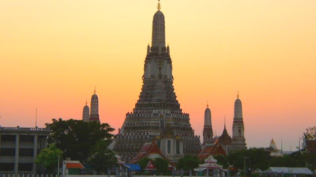 バンコク旅行で訪れたい！タイの歴史と文化に触れる観光スポット６選・暁の寺｜ワット・アルン