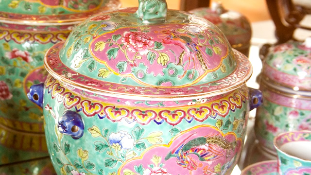 マレーシア・ペナン島観光！世界遺産ジョージタウンの中華系おすすめスポット７選・プラナカンのパステルカラーの陶器