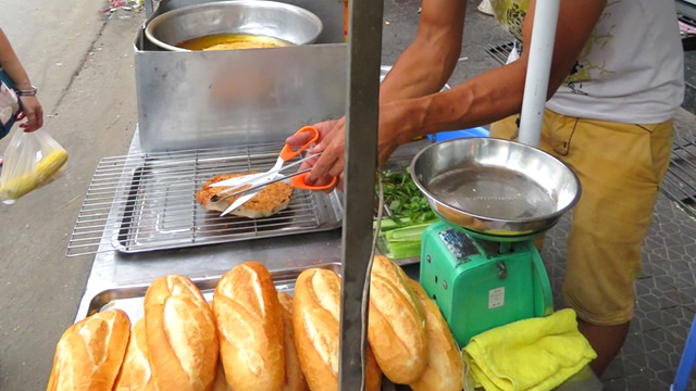【現地在住者が食レポ！】ホーチミンの街中で見かける軽食屋台おすすめメニュー１１選・bánh mi（バインミー）