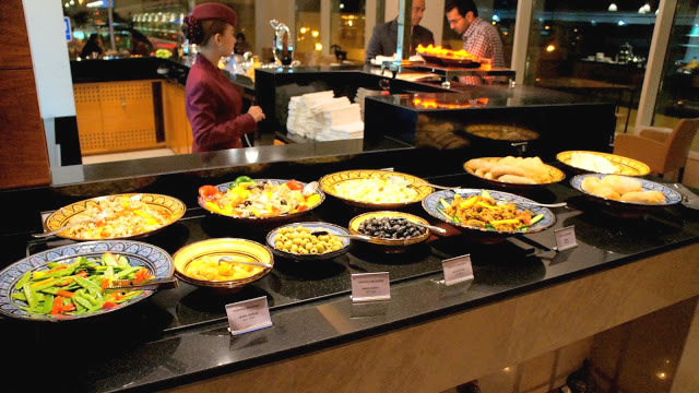 快適で便利！中東のハブ空港「ドーハ・ハマド国際空港」での過ごし方５選・バラエティに富んだ食事