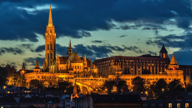 【決定版】中欧ハンガリーの首都ブダペストの夜景スポット７選・マーチャーシュ教会｜Matthias Church
