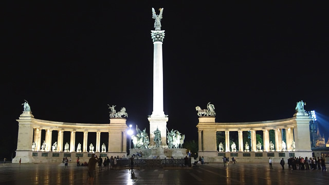 【決定版】中欧ハンガリーの首都ブダペストの夜景スポット７選・英雄広場｜Heroes'Square