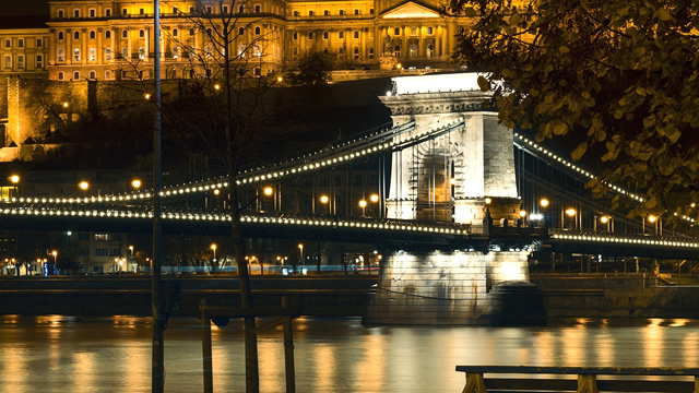 【決定版】中欧ハンガリーの首都ブダペストの夜景スポット７選・セーチェーニ くさり橋｜Chain Bridge