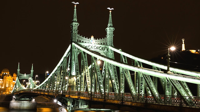 【決定版】中欧ハンガリーの首都ブダペストの夜景スポット７選・自由橋