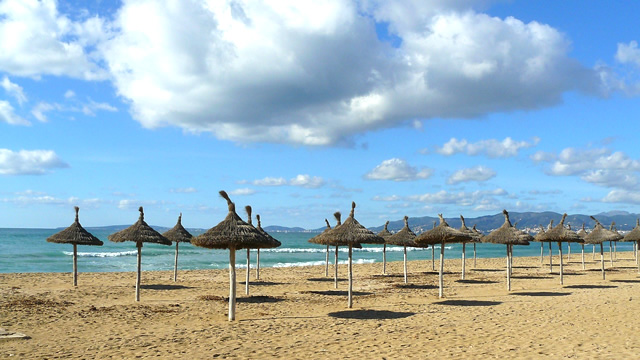 スペイン・バルセロナから簡単に行ける優雅リゾートの島４選・海