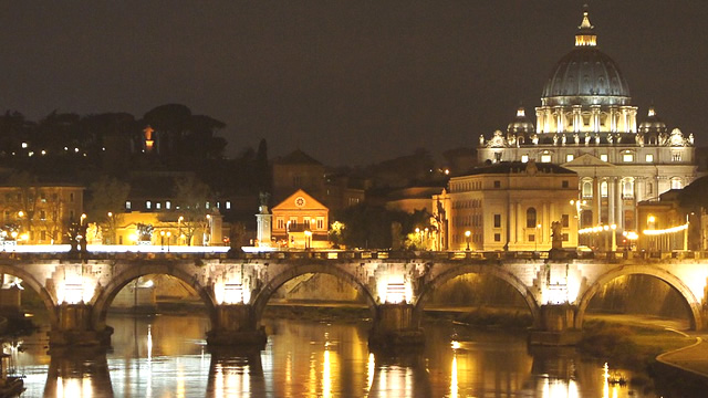 ライトアップが美しい！永遠の都ローマの休日１０選（夜編）・サンピエトロ大聖堂