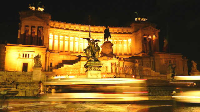 ライトアップが美しい！永遠の都ローマの休日１０選（夜編）・ヴェネツィア広場