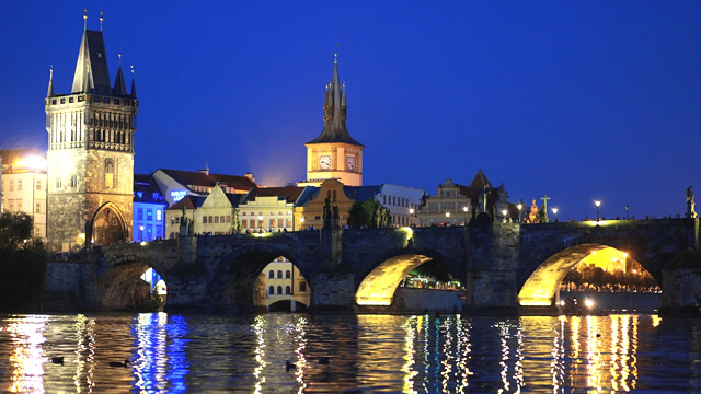 ヨーロッパの主要河川に掛かる夜景がロマンチックな橋６選・カレル橋