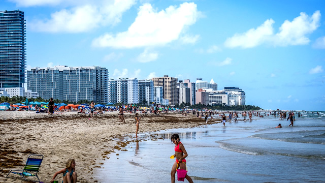 「カリブの碧い海」人気リゾート地マイアミの見所３選・マイアミビーチ