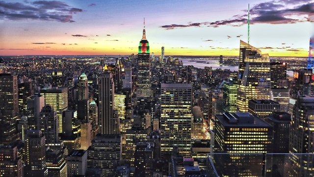 ひとりで楽しむ女性の旅！洗練された世界の都市オススメ５選・マンハッタンの夜景をみる